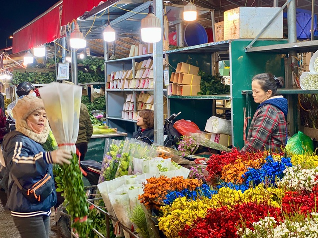 Chị Ngân (Ba Đình, Hà Nội) chia sẻ: Vào những ngày tuần, rằm hay các ngày lễ, tết quan trọng trong năm tôi thường đến chợ đầu mối hoa để mua hàng. Ở đây vừa có nhiều mặt hàng, chất lượng hoa tốt mà giá cả lại phải chăng. Tự tay chọn những bó hoa đẹp nhất để dâng lên ban thờ hoặc để cắm trang trí trong nhà tôi thấy rất thiết thực.