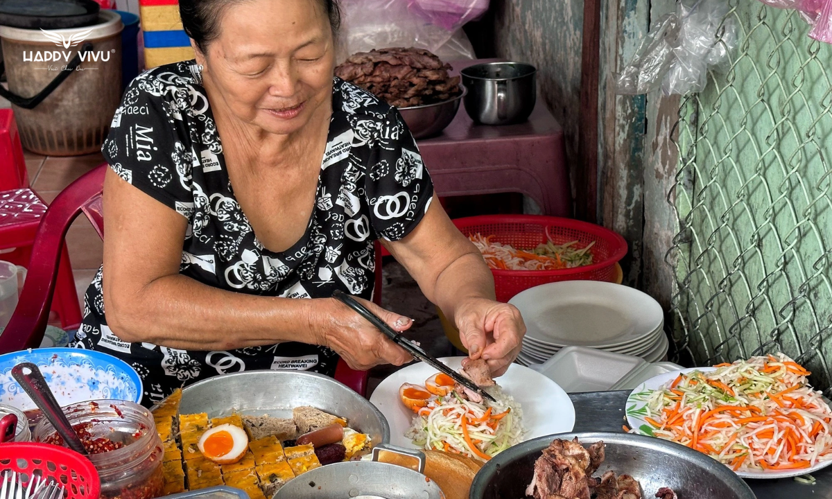 Cơm tấm trứng kho lòng đào Bà Năm