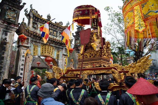 Người dân Hà Nội đội mưa xem trai làng giả gái nhảy điệu “con đĩ đánh bồng”- Ảnh 2.