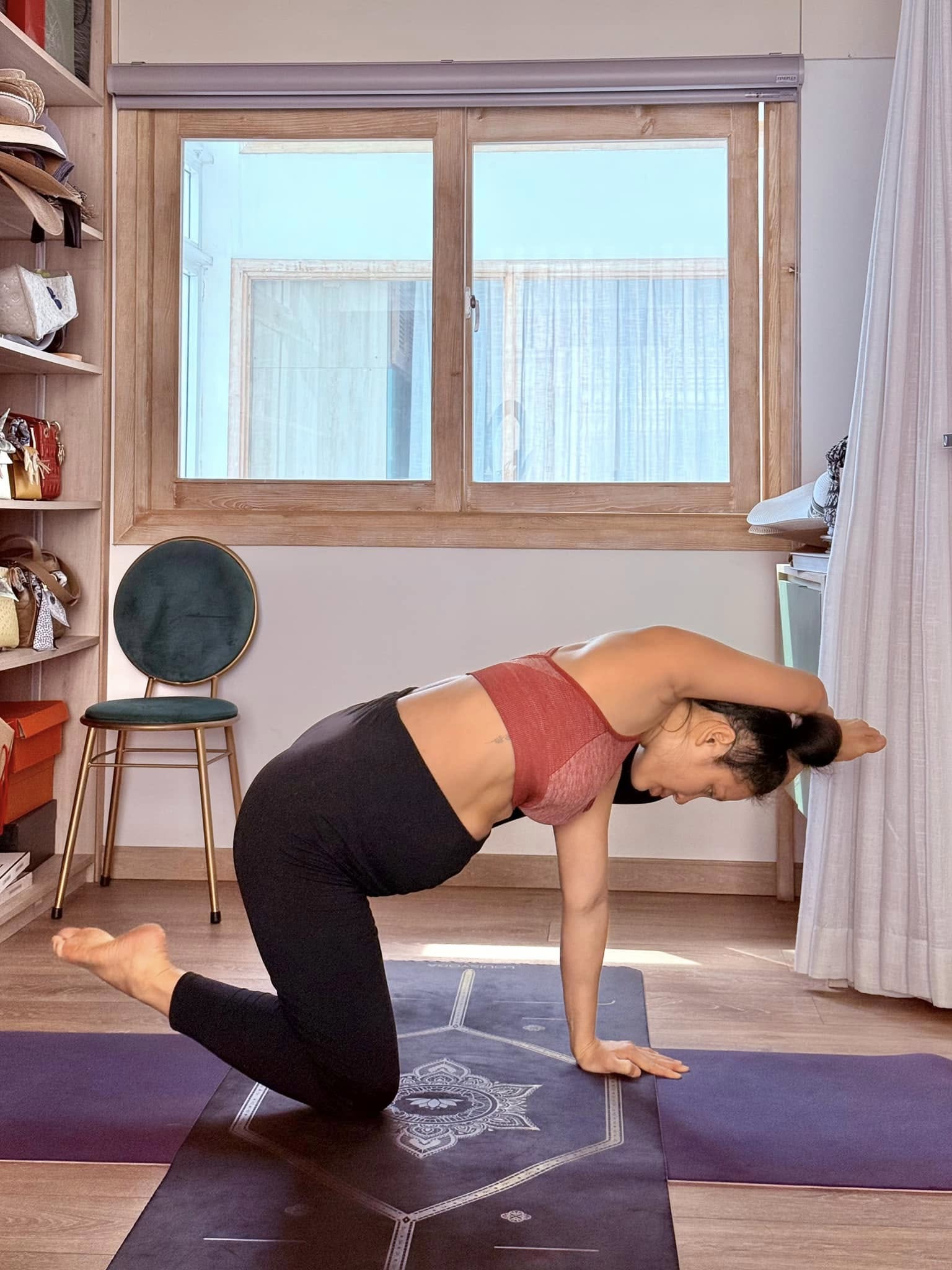 "Biến hình" mẹ bỉm 3 con vừa ra tháng ở cữ: Yoga chăm chỉ có khác, đẹp như chưa từng qua cuộc sinh nở nào- Ảnh 9.