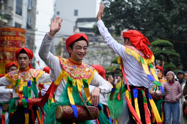 Người dân Hà Nội đội mưa xem trai làng giả gái nhảy điệu “con đĩ đánh bồng”- Ảnh 8.