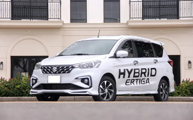 Nhìn ngang, Suzuki Ertiga 2025 gợi liên tưởng đến Mitsubishi Xpander nhờ tích hợp gói phụ kiện riêng