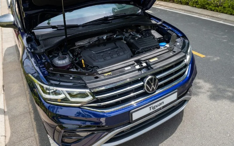 Volkswagen Tiguan được trang bị động cơ xăng có dung tích 2.0 TSI giúp sản sinh công suất vận hành 180 mã lực