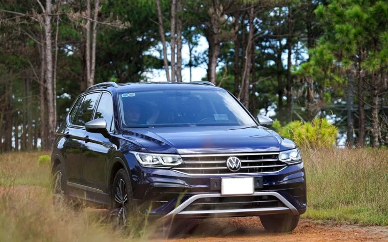 Trong phân khúc SUV hạng D, Volkswagen Tiguan sở hữu khá nhiều ưu điểm vượt trội như giá cả, tính thương hiệu, chất lượng xe bền bỉ