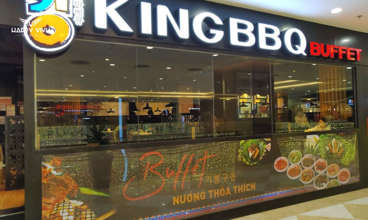 King BBQ có không gian rộng rãi, thoáng mát với thiết kế sang trọng. Phong cách trang trí hiện đại, tạo cảm giác thoải mái và dễ chịu cho thực khách.