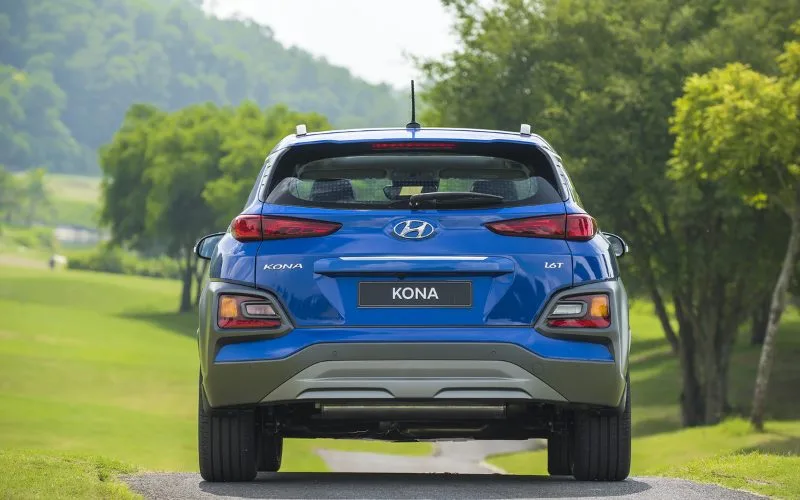 Phần đuôi xe Hyundai Kona 2025cũng không kém phần độc đáo với thiết kế đèn xe phân tầng tương tự như ở phần đầu xe