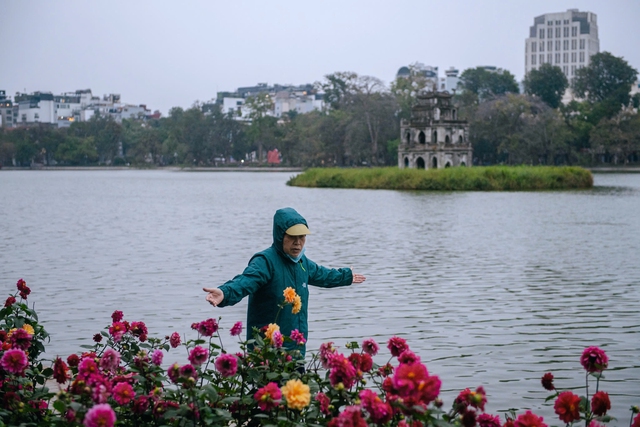 Chùm ảnh Hà Nội những ngày chìm trong giá rét: Phố lớn ngõ nhỏ nhuốm màu trầm tư, hàng quán đốt than củi sưởi ấm- Ảnh 2.