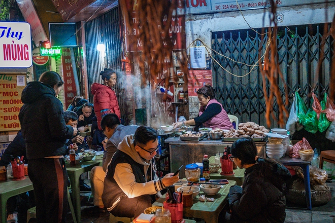 Chùm ảnh Hà Nội những ngày chìm trong giá rét: Phố lớn ngõ nhỏ nhuốm màu trầm tư, hàng quán đốt than củi sưởi ấm- Ảnh 24.