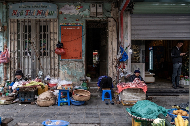 Chùm ảnh Hà Nội những ngày chìm trong giá rét: Phố lớn ngõ nhỏ nhuốm màu trầm tư, hàng quán đốt than củi sưởi ấm- Ảnh 17.