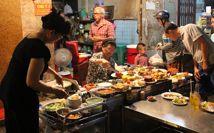 Cơm tấm bãi rác' có gì mà người người bỏ 100 ngàn đến ăn?