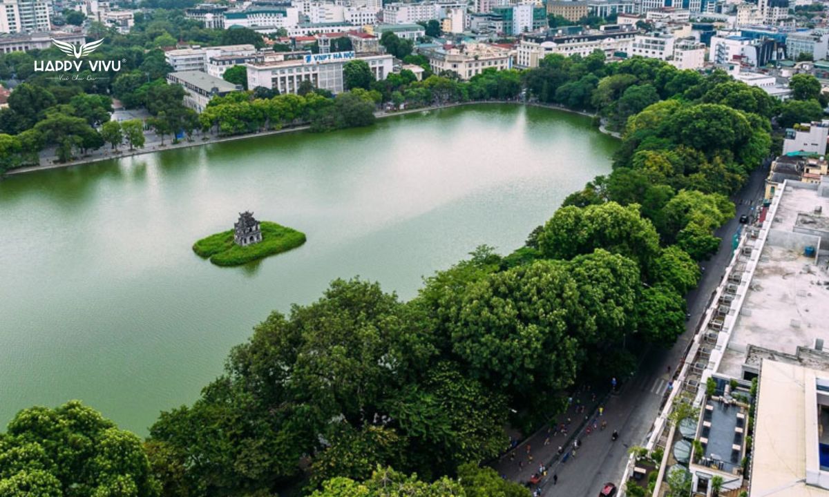 Tháp Rùa nằm trên một hòn đảo giữa hồ gắn liền với tên gọi này và truyền thuyết về rùa vàng