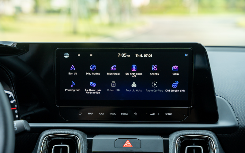 Bảng taplo của KIA Sonet 2025 được giữ nguyên về mặt thiết kế, màn hình cảm ứng vẫn là loại 8 inch