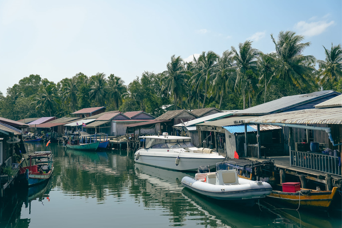 Đến đây thì hãy ăn hải sản cho thỏa thích nhé. Một bữa lẩu hải sản trên biển là gợi ý không tồi chút nào.