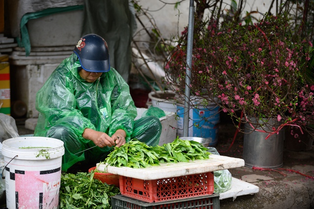 Chùm ảnh Hà Nội những ngày chìm trong giá rét: Phố lớn ngõ nhỏ nhuốm màu trầm tư, hàng quán đốt than củi sưởi ấm- Ảnh 10.