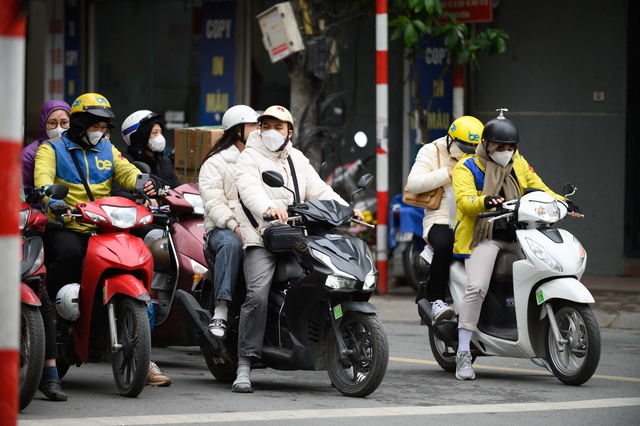 Chùm ảnh Hà Nội những ngày chìm trong giá rét: Phố lớn ngõ nhỏ nhuốm màu trầm tư, hàng quán đốt than củi sưởi ấm- Ảnh 1.