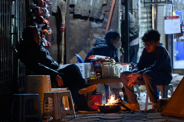 Chùm ảnh Hà Nội những ngày chìm trong giá rét: Phố lớn ngõ nhỏ nhuốm màu trầm tư, hàng quán đốt than củi sưởi ấm- Ảnh 26.