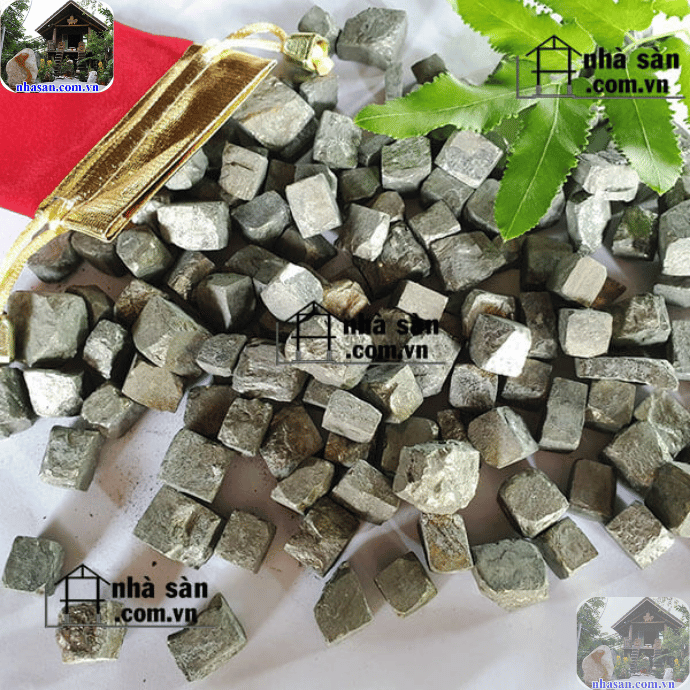 Có rất nhiều vị trí để đặt đá Pyrite vàng găm