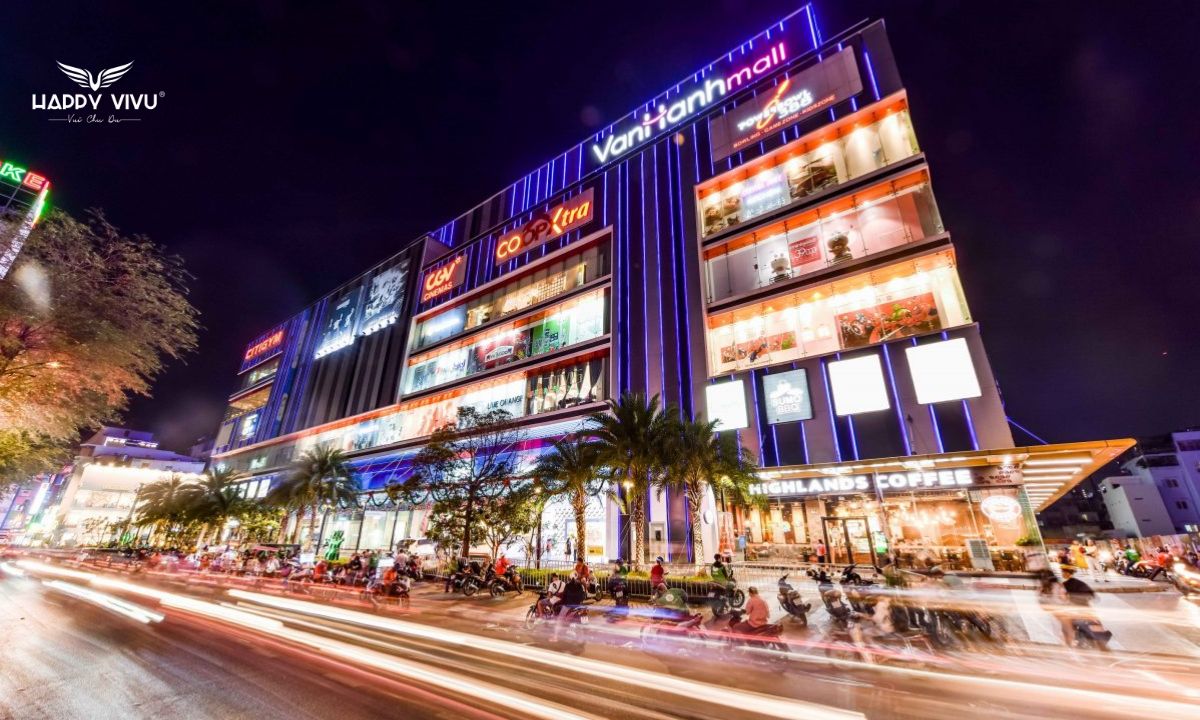 Vạn Hạnh Mall là một trong những trung tâm thương mại lớn tích hợp các tiện ích từ mua sắm, vui chơi giải trí đến ăn uống