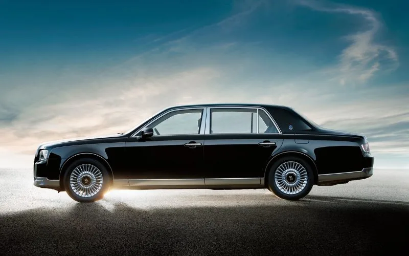 Bước sang bên hông, Toyota Century trường dài quý phái với điểm nhấn sang trọng là đường viền mạ crom ở phía dưới bệ bước