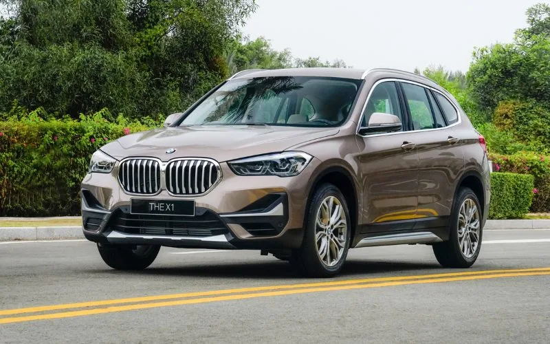 Phiên bản nâng cấp giữa vòng đời mới nhất của BMW X1 có kích thước chiều dài, chiều rộng và chiều cao lần lượt là 4.447mm, 1.821mm và 1.598mm