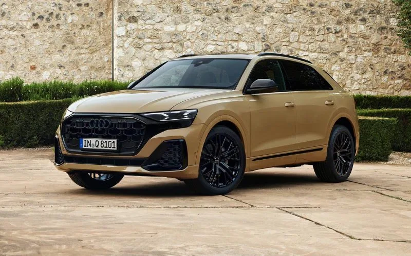 Mẫu xe Audi Q8 phiên bản 2025 mới nhất mang trên mình một diện mạo vô cùng mạnh mẽ, sang trọng và đậm chất thể thao với gói thiết kế S line