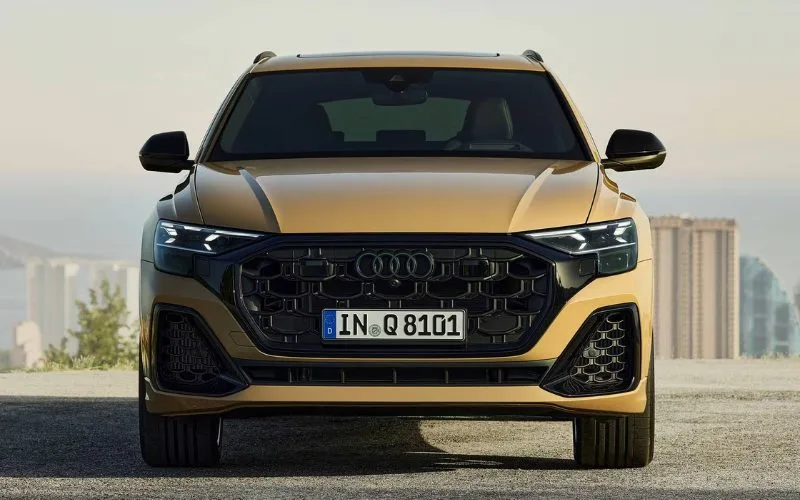 Phần đầu xe Audi Q8 được nhiều người đánh giá là đẹp hoàn hảo với lưới tản nhiệt hình bát giác cỡ lớn, bên trong được sơn đen