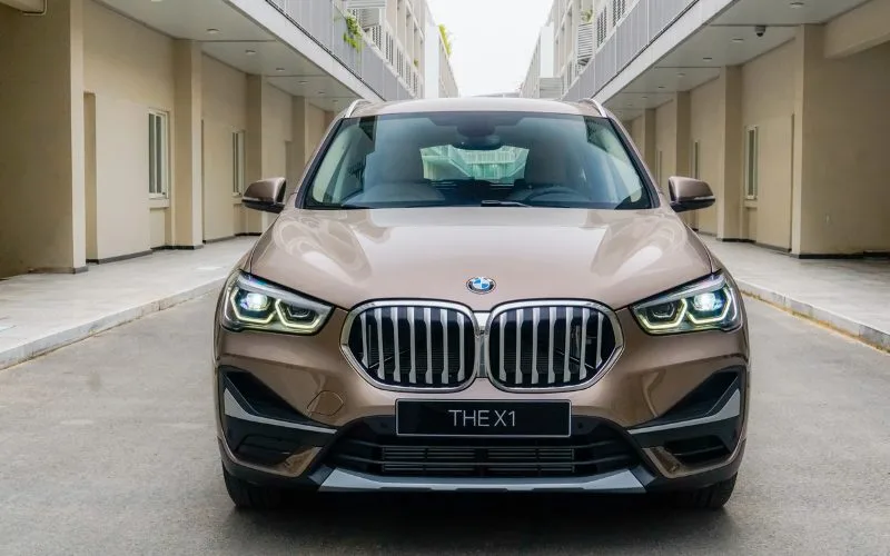 Phần đầu xe BMW X1 vẫn giữ nguyên thiết kế lưới tản nhiệt hình quả thận đặc trưng của thương hiệu BMW