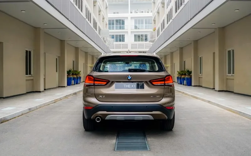 Đuôi xe BMW X1 nở nang vững chải với cản sau được mở rộng sang hai bên