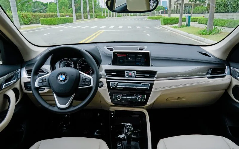 Không gian bên trong BMW X1 được thiết kế rộng rãi và sang trọng, sử dụng chất liệu da cao cấp