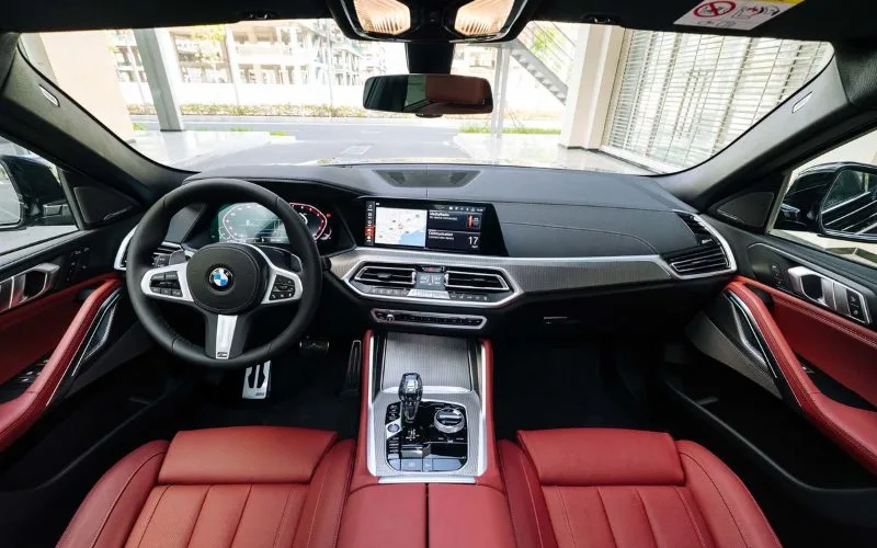 Nội thất của BMW X6 được trang bị nhiều tiện nghi cao cấp và hiện đại