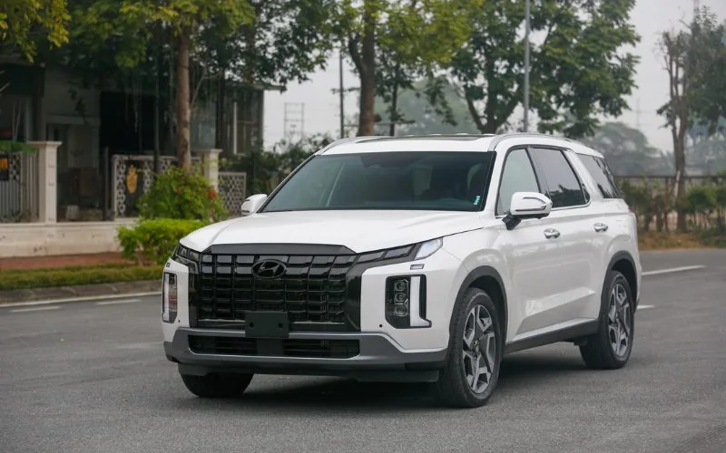 Hyundai Palisade mang đến một diện mạo đồ sộ, thể hiện sự uy nghi và mạnh mẽ đặc trưng của dòng SUV cỡ lớn