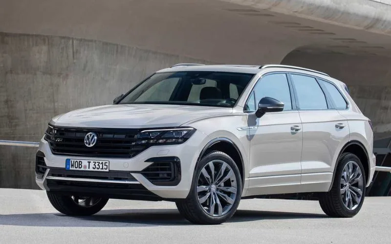 Mẫu SUV hạng sang Touareg cũng được áp dụng chương trình ưu đãi tương tự, với mức giảm từ 270 đến 372 triệu đồng