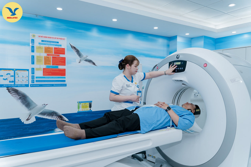 Chụp MRI giúp tìm kiếm tổn thương viêm ở não bộ, xác định tác nhân gây ra bệnh viêm não là gì