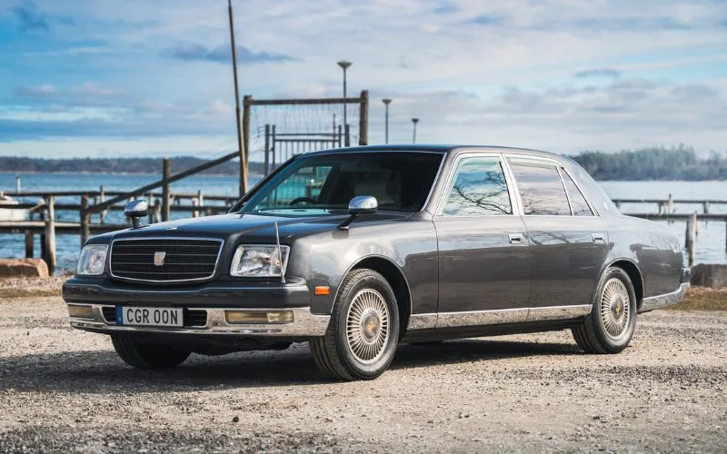 Toyota Century sở hữu nét quý tộc và hoài cổ vốn của dòng Sedan hạng sang truyền thống.