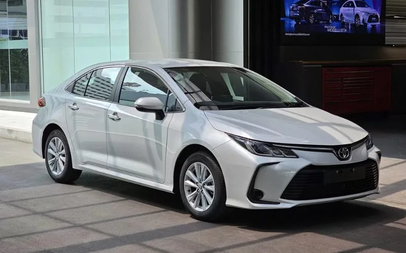 Toyota Corolla Altis giá từ 725 triệu đồng